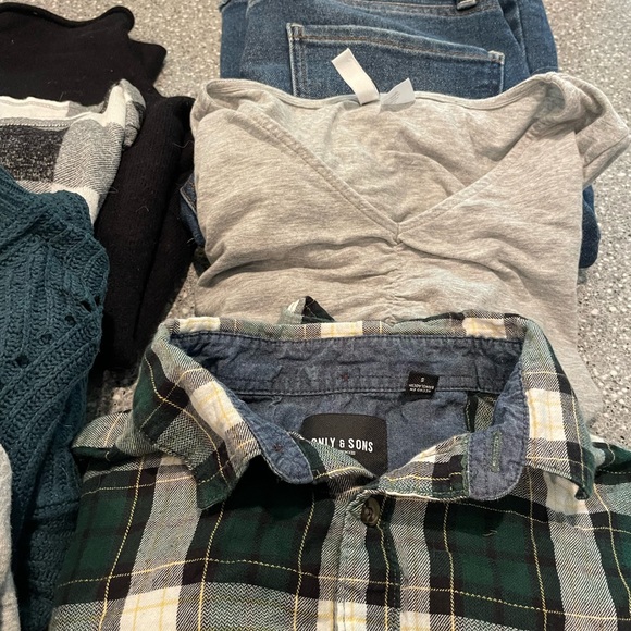 10 piece Fall / Winter clothing lot - Picture 4 of 6